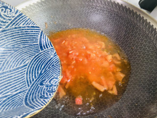 番茄豆腐汤,加入两碗热水