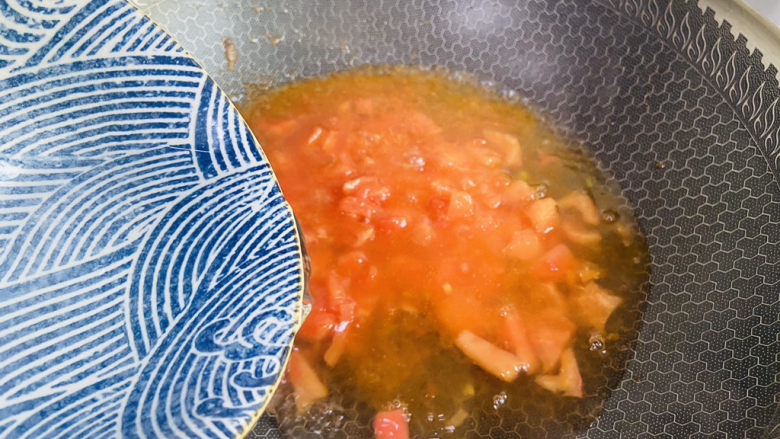 番茄豆腐汤,加入两碗热水