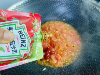 番茄豆腐汤,加入一勺番茄酱翻炒均匀