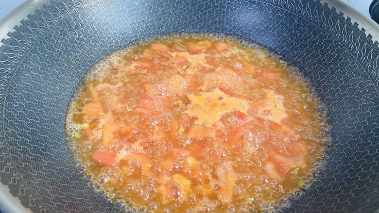 番茄豆腐汤,大火煮沸