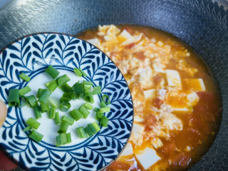 番茄豆腐汤,入葱花