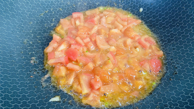 番茄豆腐汤,大火翻炒至出汤汁