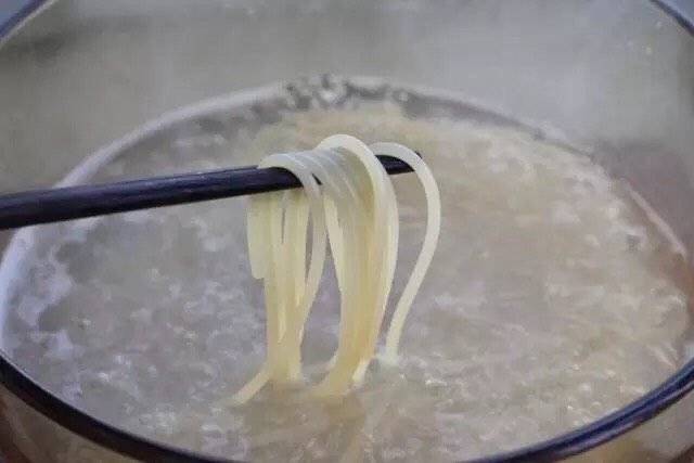培根意大利面,意面大约煮10-12分钟，用筷子挑出一根，掐开里面没有白芯即可。