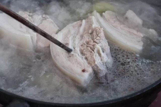 酸菜炖粉条,用筷子扎一下五花肉，如果能够轻松穿透就可以捞出来了。