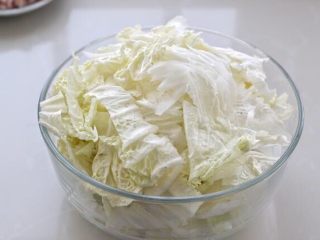 白菜炒木耳,大白菜洗净后沥干水分，用刀斜着片成白菜片，也可以用手随意的撕成片状。