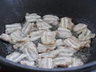白菜炒木耳,锅中倒适量食用油烧热，放入五花肉小火煸炒至透明的出油状态。如果觉得五花肉腻人，继续煸至焦黄状。