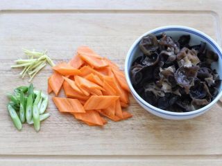白菜炒木耳,黑木耳提前泡发，剪掉根部撕成小片。胡萝卜切片，切姜丝和葱花备用。