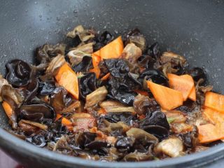 白菜炒木耳,再将木耳和胡萝卜一起放入锅中，改大火快速翻炒断生。
