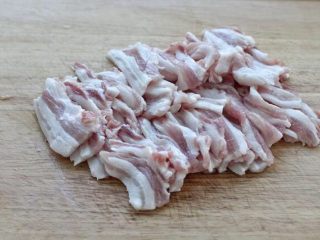 白菜炒木耳,将五花肉洗净切成薄片，可以先把五花肉放进冰箱冷冻至稍微定型，再切就很容易了。