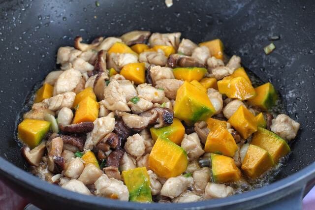 南瓜焖饭,再将南瓜和香菇放入锅中，混合翻炒约2-3分钟。