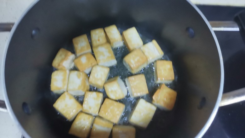 番茄豆腐汤,煎至表面金黄盛出备用
