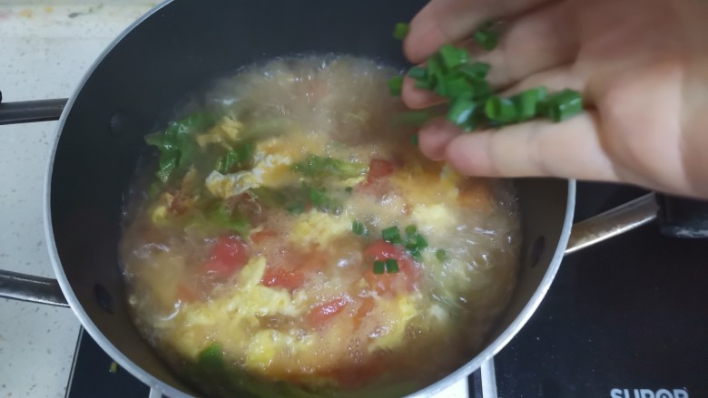 番茄豆腐汤,撒上葱花翻动均匀即可出锅