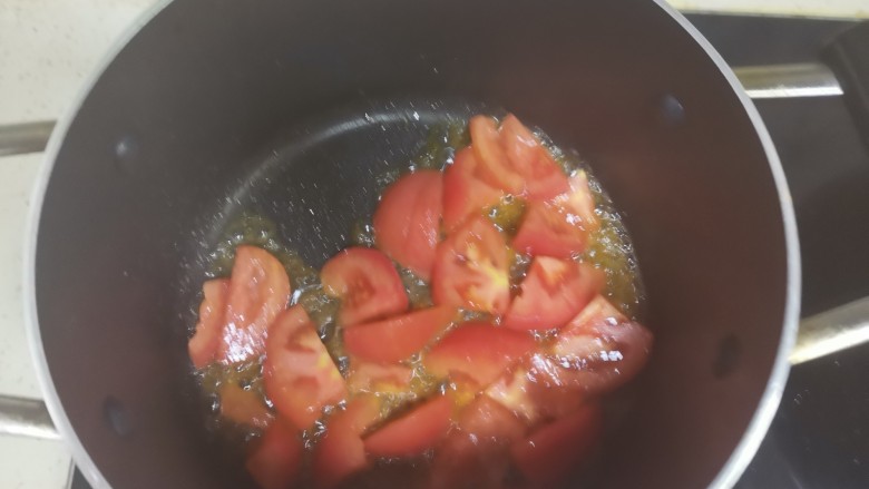 番茄豆腐汤,锅里留底油，下入西红柿翻炒出汤汁