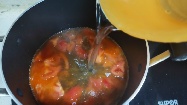 番茄豆腐汤,加入适量的水，大火煮起来
