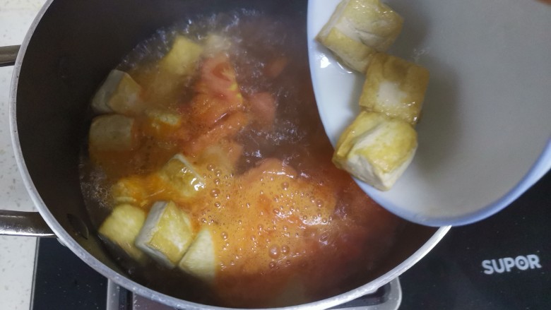番茄豆腐汤,水开下入豆腐