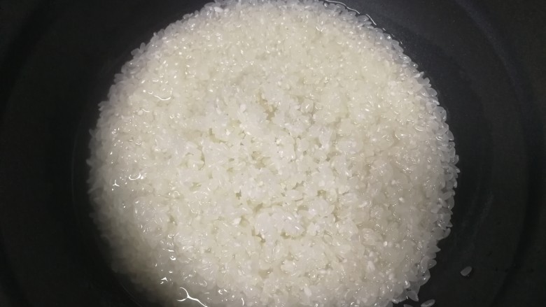 南瓜焖饭,大米清水淘洗干净，放入饭锅里。