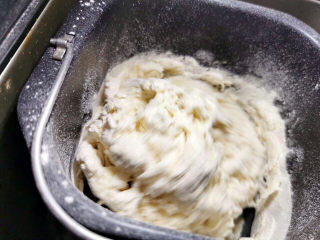 椒盐花卷,放入面包揉发，约1．5小时