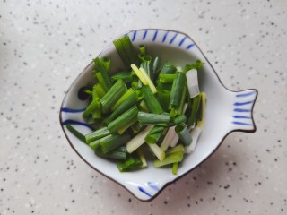 白菜炒木耳,小葱洗净之后切成段