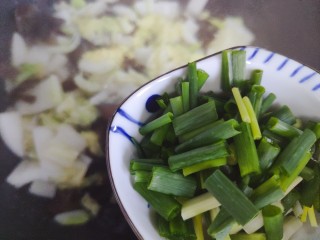 白菜炒木耳,加入小葱，翻炒均匀即可