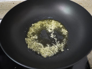 培根意大利面,锅中油烧热放入蒜末爆香。