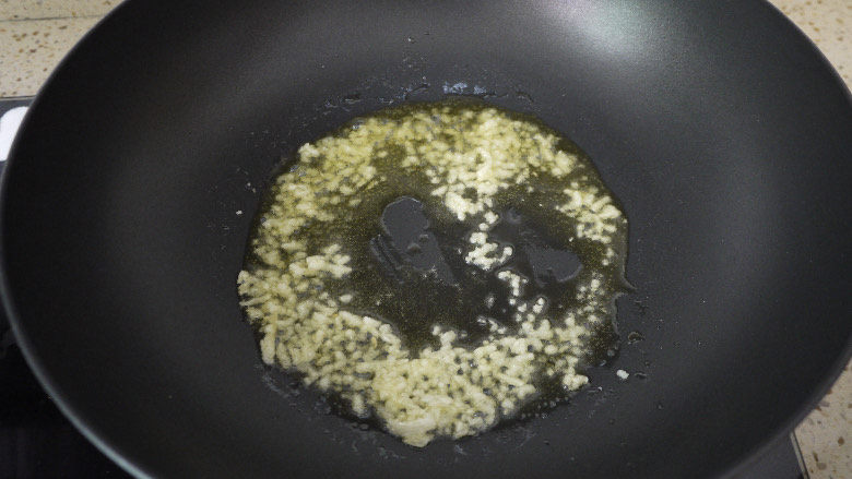 培根意大利面,锅中油烧热放入蒜末爆香。