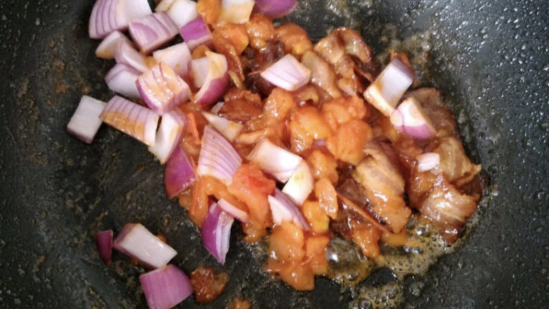 培根意大利面,加入洋葱一起翻炒，断生。再加入适当的番茄酱、盐、糖，具体的量要根据自己口味添加。小火煮。