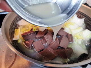 金汤肥牛,白菜捞熟放入锅中，加入鸭血，海鲜菇与高汤烧开