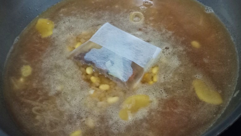 黄豆炖猪皮,再把香料装入茶包中，放入锅里，盖上盖子中火煮