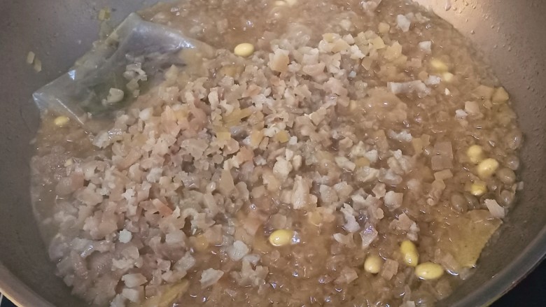 黄豆炖猪皮,再倒回锅中，继续添水。盖上盖子煮。因为咸菜不好熟，所以要隔10－15分钟看一下锅里的水，水少一半的时候继续添水。基本中途要添2－3次清水。如果家里有熬好的鸡汤骨头汤更好了。