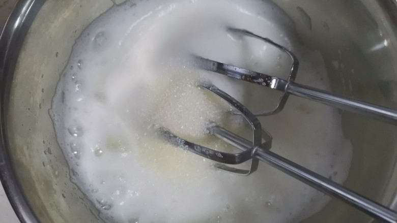 奶香南瓜手指饼干,打发至粗泡变细腻时加入第二次1/3的白砂糖