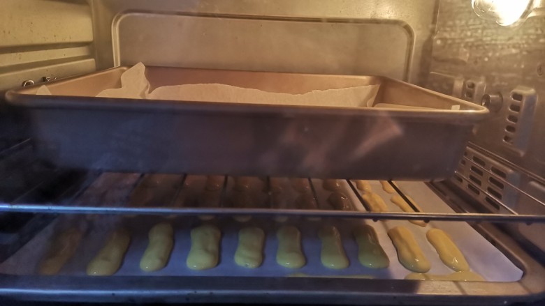 奶香南瓜手指饼干,送入预热好的烤箱，上下火170烤20分钟