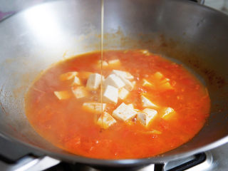 番茄豆腐汤,出锅前，淋入芝麻油，提香，关火出锅。
