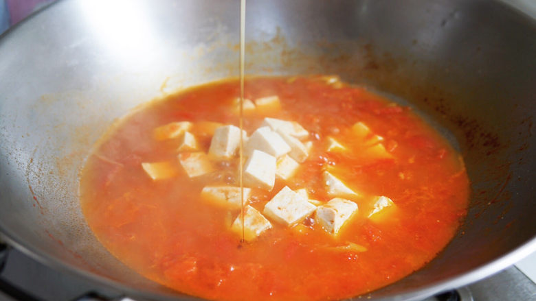 番茄豆腐汤,出锅前，淋入<a style='color:red;display:inline-block;' href='/shicai/ 3738'>芝麻油</a>，提香，关火出锅。
