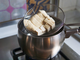 番茄豆腐汤,锅中加一克盐，给豆腐入个底味，焯烫至再次煮沸，捞出控水