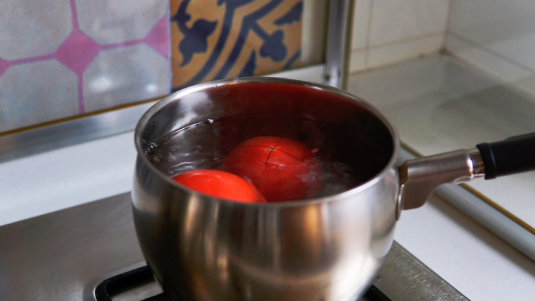 番茄豆腐汤,锅中水烧开，番茄放入锅中焯烫半分钟，捞出
