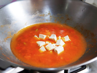番茄豆腐汤,加水没过食材，放入豆腐丁煮开