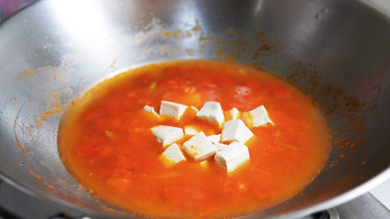 番茄豆腐汤,加水没过食材，放入豆腐丁煮开
