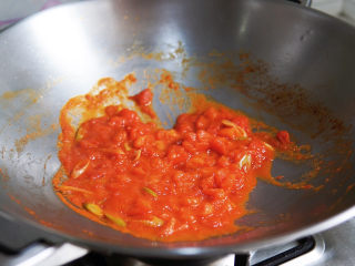 番茄豆腐汤,番茄煸炒至软烂