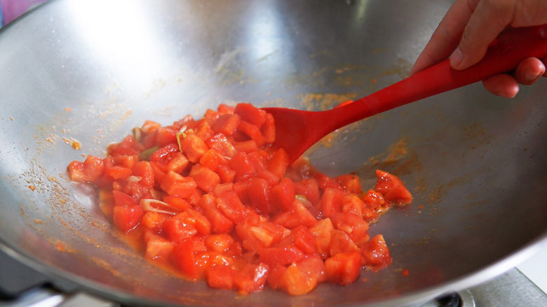 番茄豆腐汤,放入番茄丁煸炒