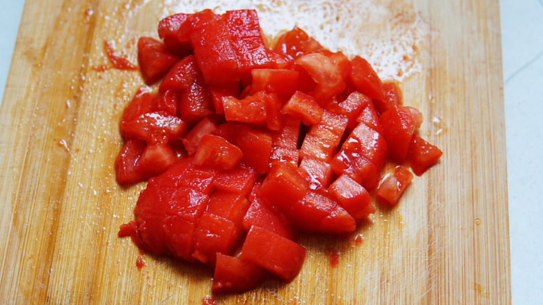 番茄豆腐汤,番茄切成小丁