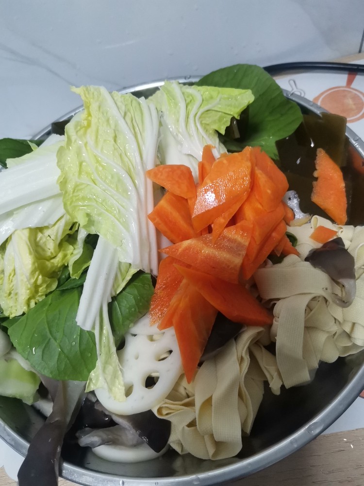 鲜蔬麻辣香锅,焯水后和所有菜一起放到大盘中备用