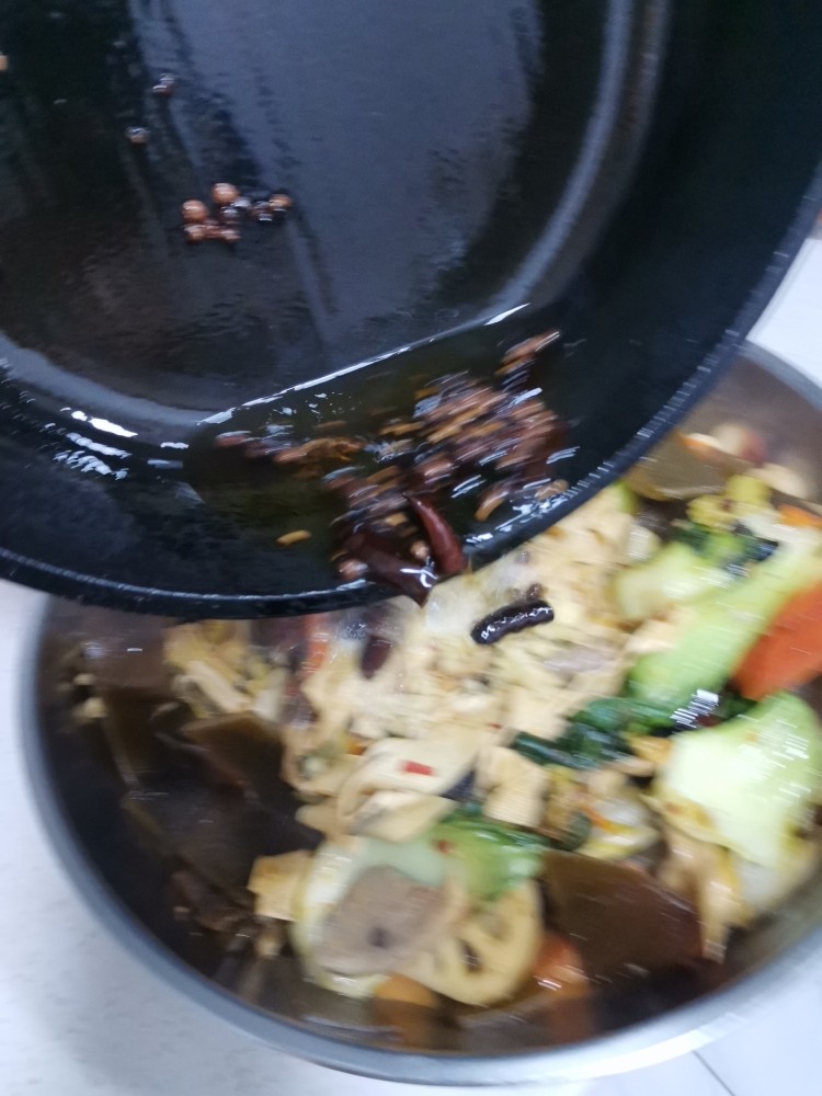 鲜蔬麻辣香锅,另起锅热油烧花椒麻椒干辣椒段浇在上面