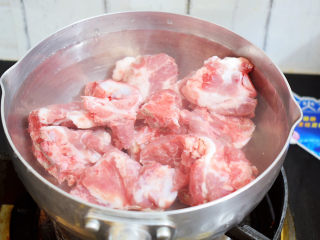 山药猪骨汤,猪骨斩成小块，放入锅中，加入清水