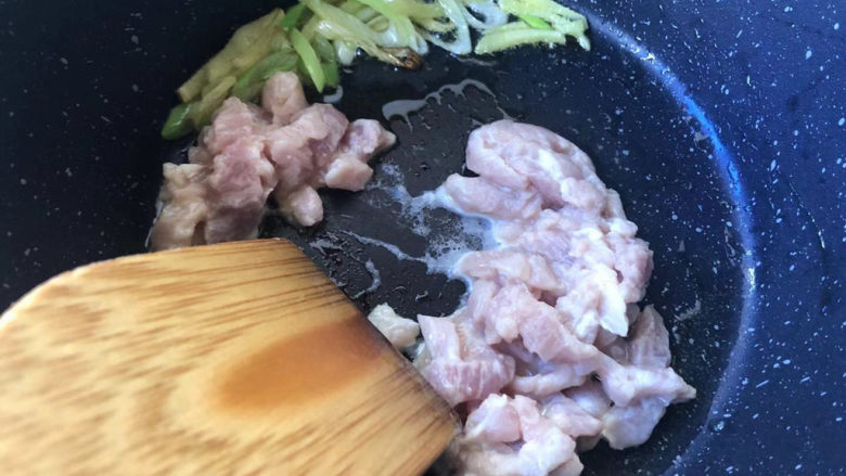 青椒肉丝面,下入肉丝快速翻炒。