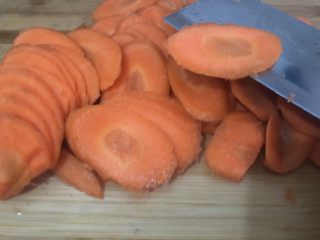 胡萝卜馒头,切薄片