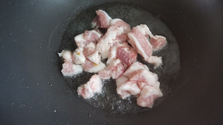 酸菜炖粉条,起锅烧油，下入猪肉翻炒