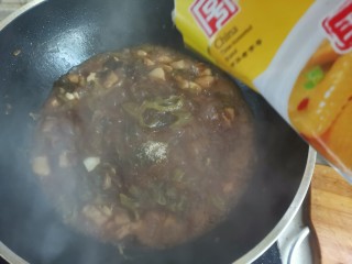 酸菜炖粉条,最后加入适量的鸡精翻炒均匀即可出锅