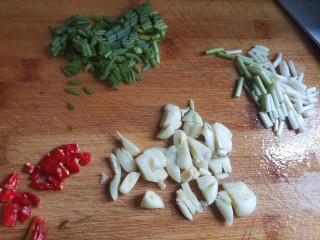 酸菜炖粉条,葱切段，大蒜拍碎
