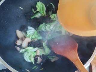 白菜炒木耳,加入适量的水，中火炖2分钟