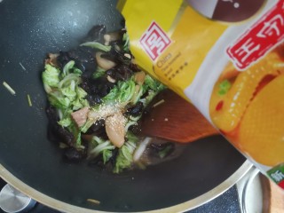 白菜炒木耳,加入适量的鸡精翻炒均匀即可出锅